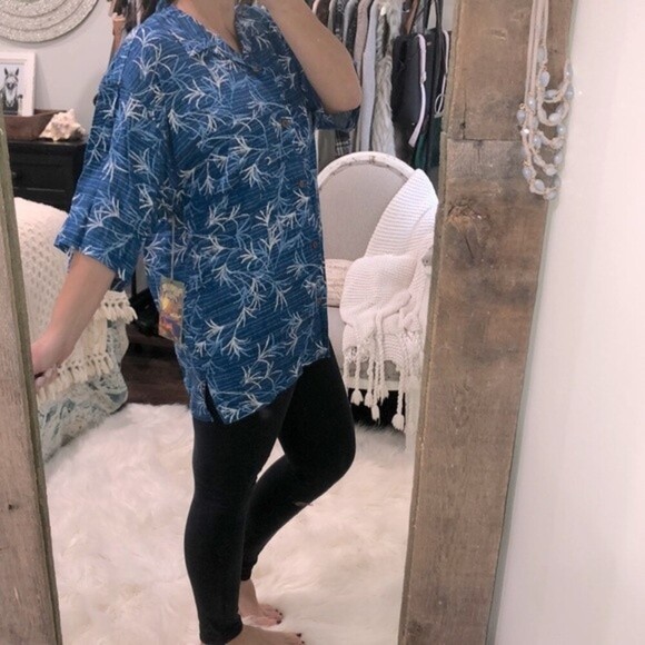 Hawaiian Tropic size large blue tropical shirt - Picture 2 of 4